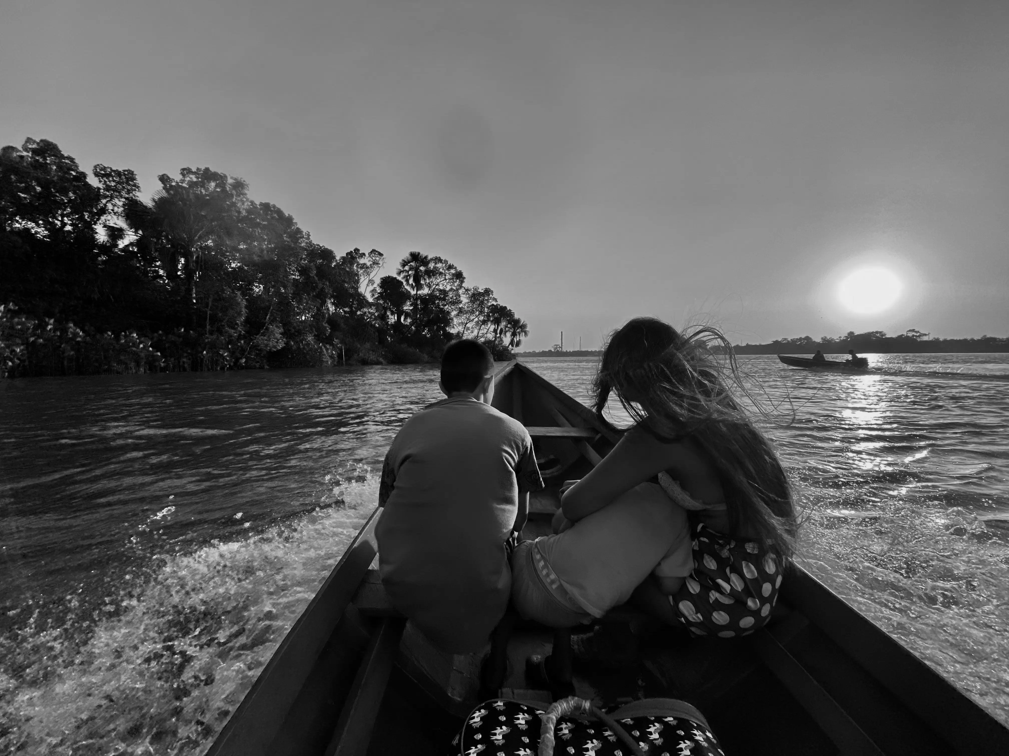 Manifesto PUPTI - Reflexo de pessoas na água