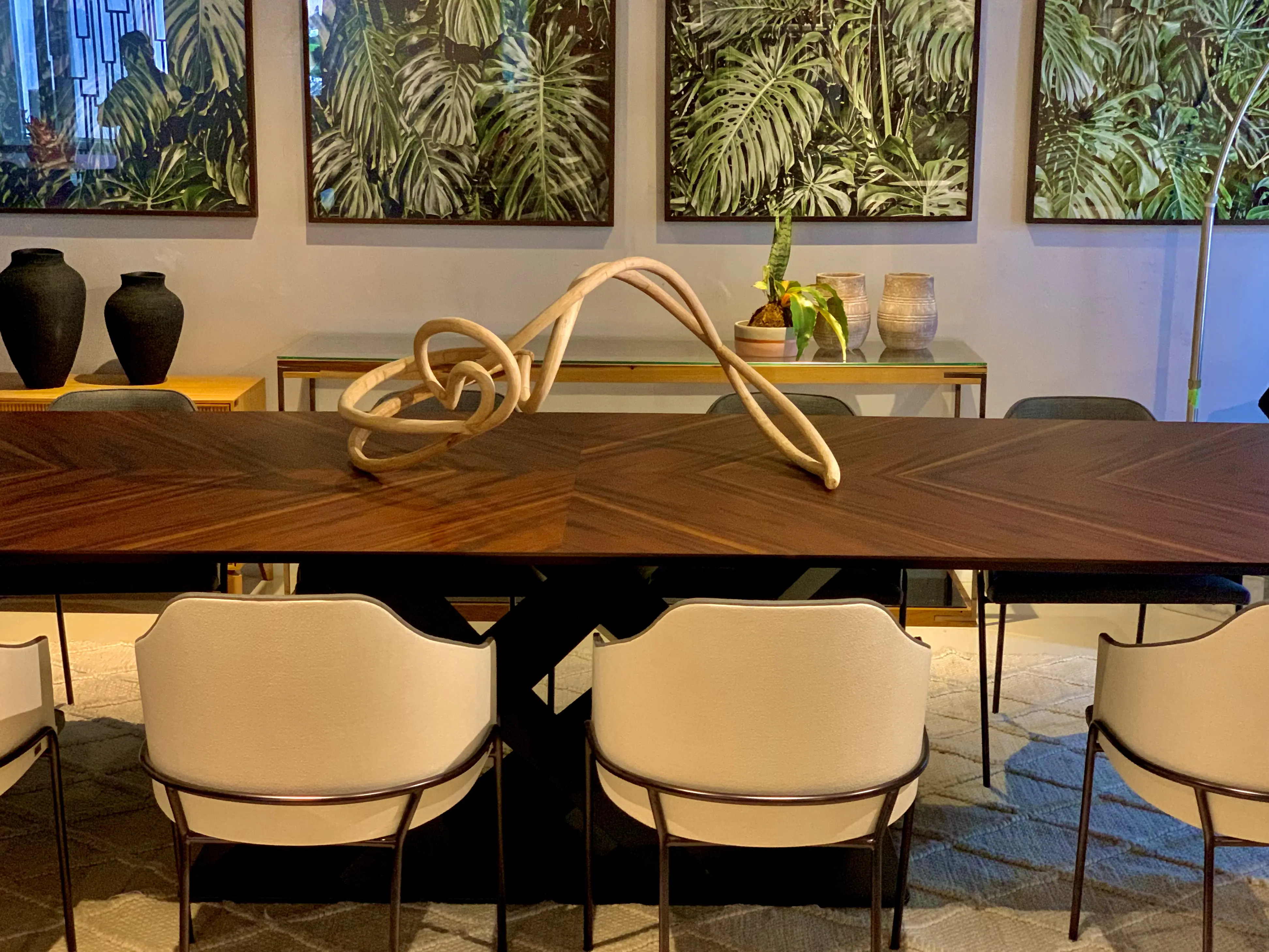 Visitantes apreciando obras de arte em galeria