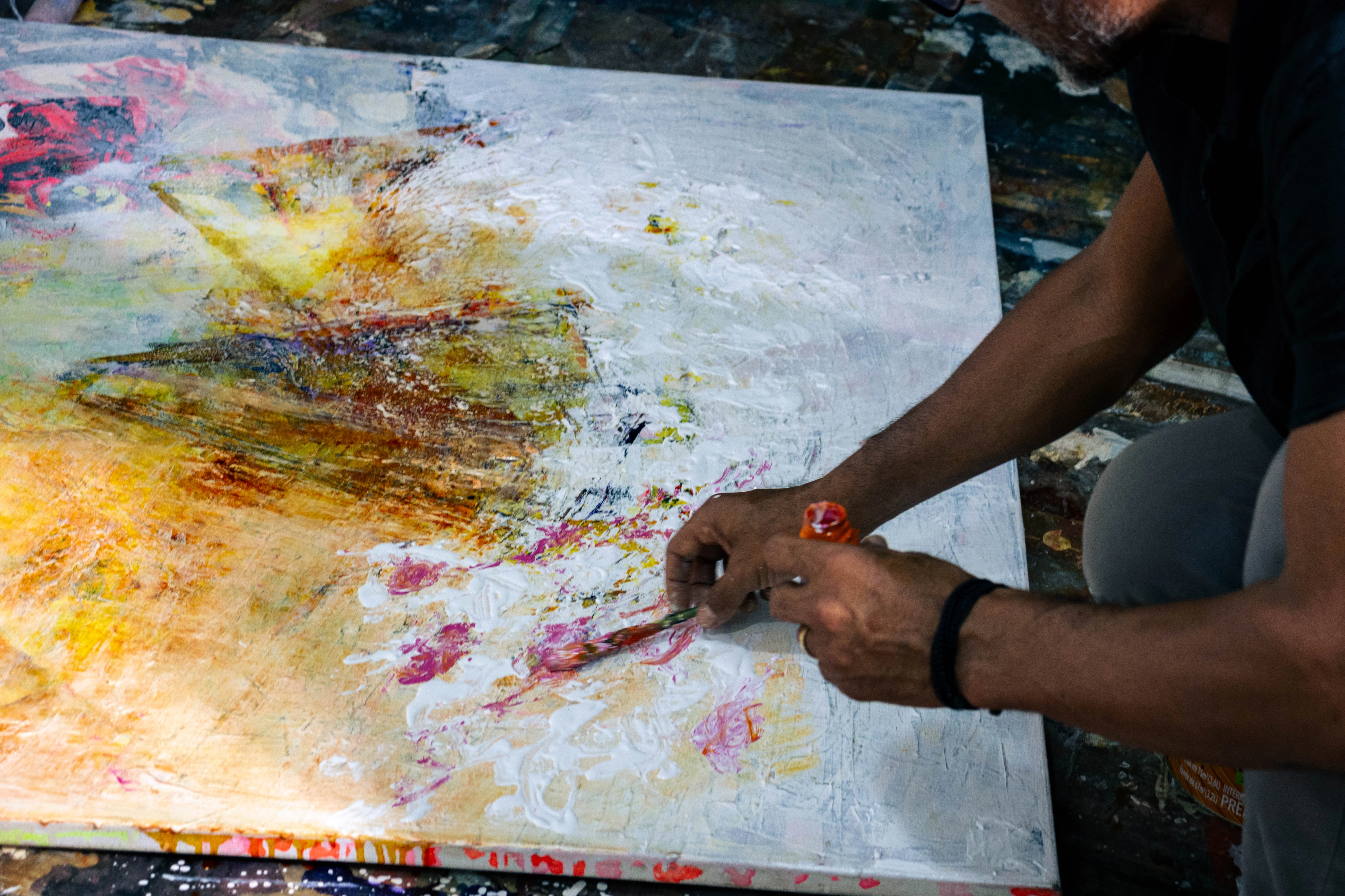 Artista Paulo Azevedo durante processo criativo em seu ateliê