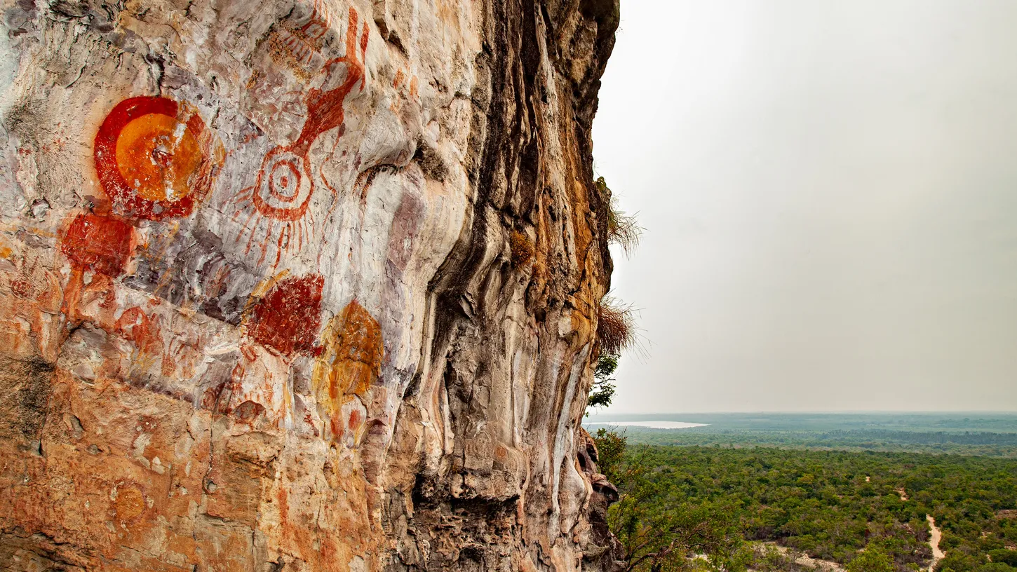 Pintura rupestre no paredão do sítio arqueológico Serra da Lua
