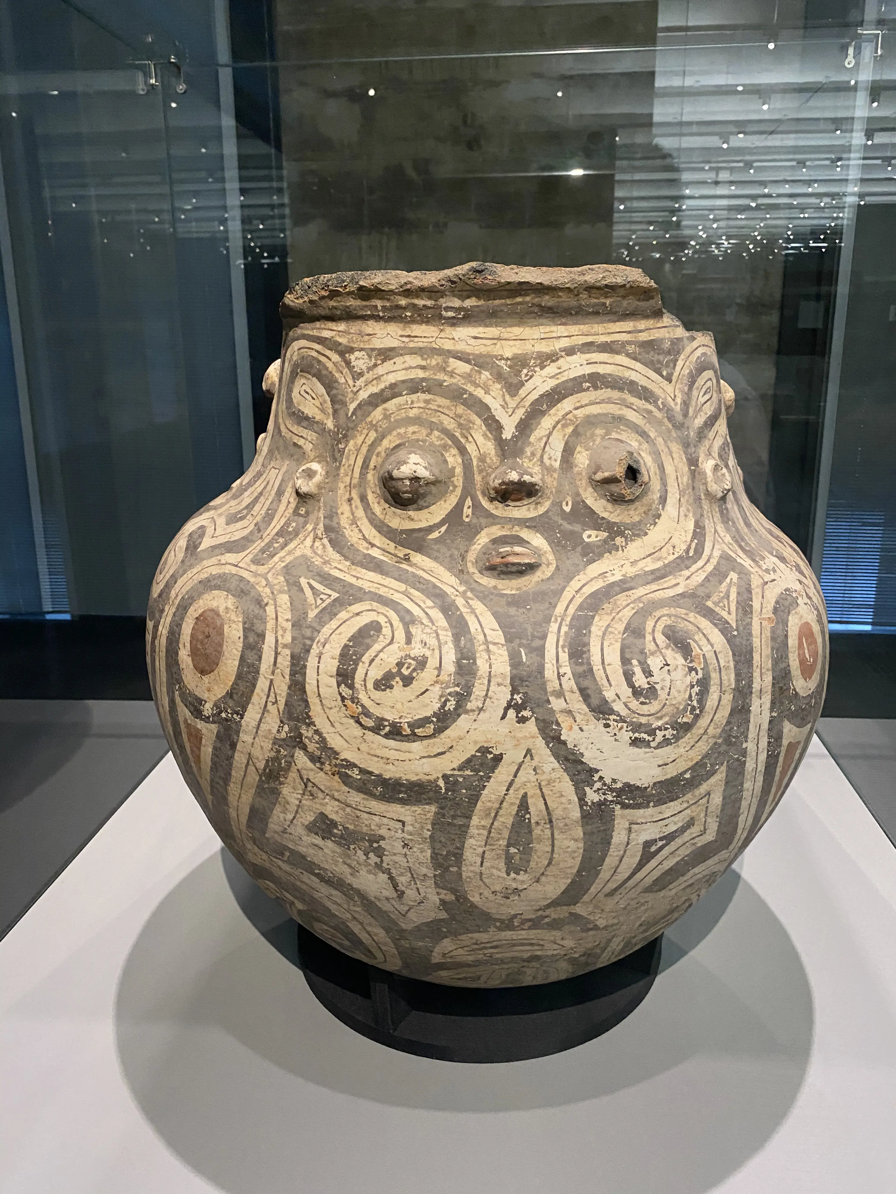 Artista Paulo Azevedo durante processo criativo em seu ateliê